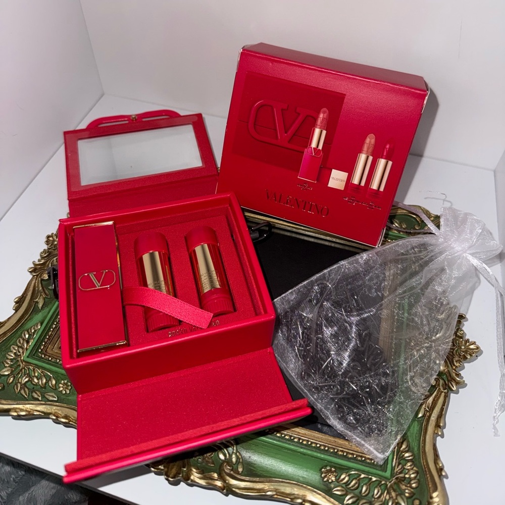 VALENTINO Rosso Valentino Limited Edition
Lipstick Set in Converted Crossbody